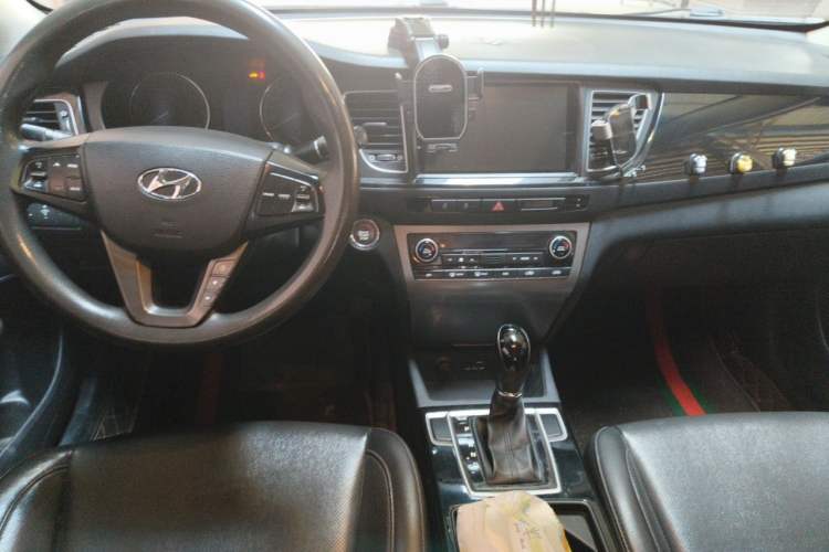 Used Hyundai Mistra 2016 1.8L Automatic Smart GLS Center Console