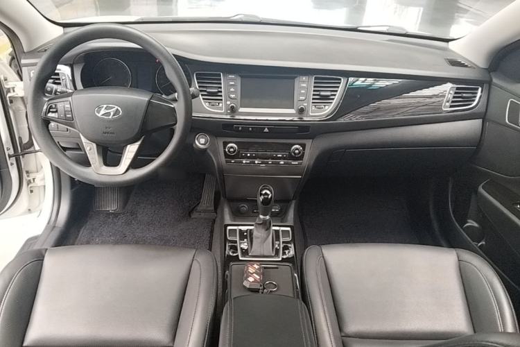 Used Hyundai Mistra 2016 1.8L Automatic Smart GLS Center Console