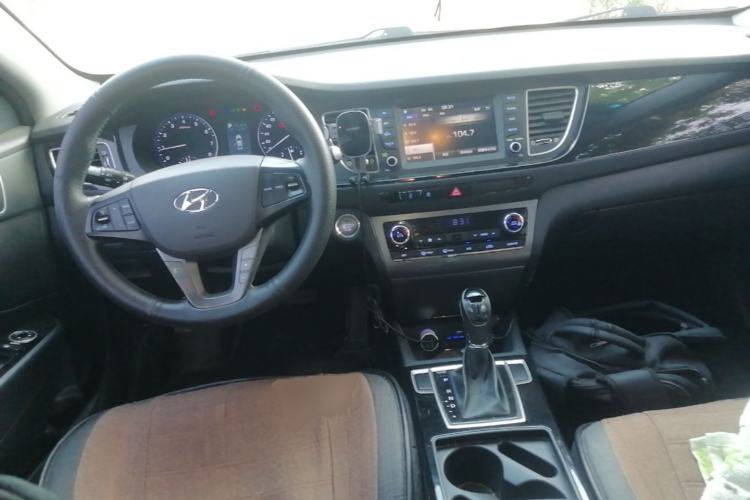 Used Hyundai Mistra 2016 1.8L Automatic Smart GLS Center Console