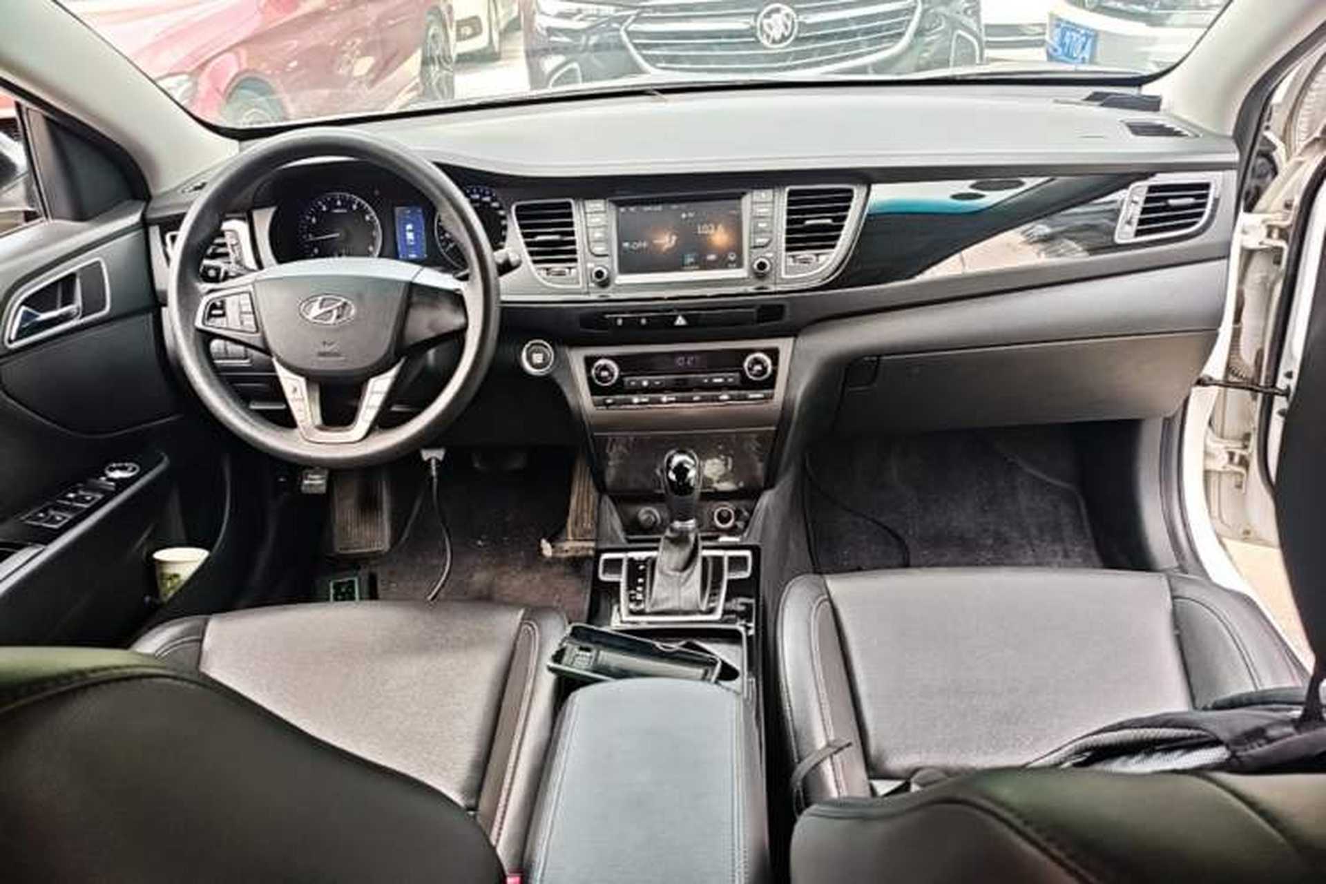 Used Hyundai Mistra 2016 1.8L Automatic Smart GLS Center Console