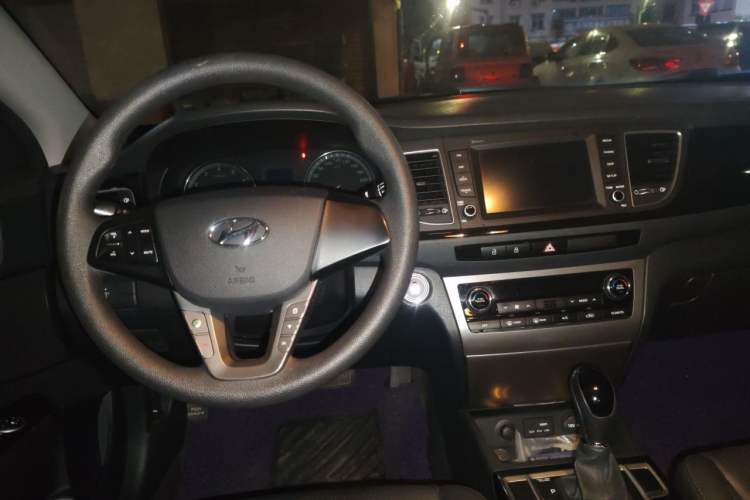 Used Hyundai Mistra 2016 1.8L Automatic Deluxe DLX Model Center Console
