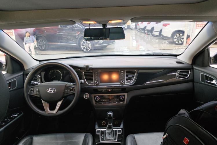 Used Hyundai Mistra 2016 1.8L Automatic Deluxe DLX Model Center Console