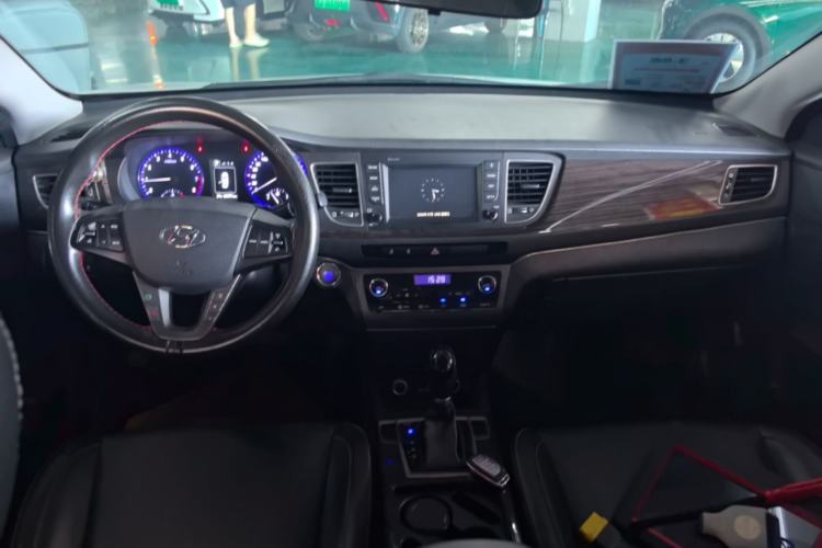 Used Hyundai Mistra 2016 1.6T Automatic Smart GLS Center Console