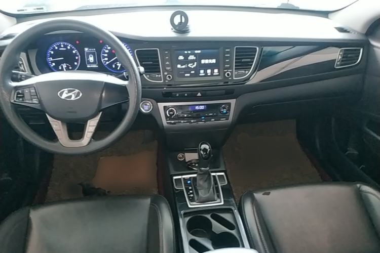 Used Hyundai Mistra 2016 1.8L Automatic Smart GLS Center Console