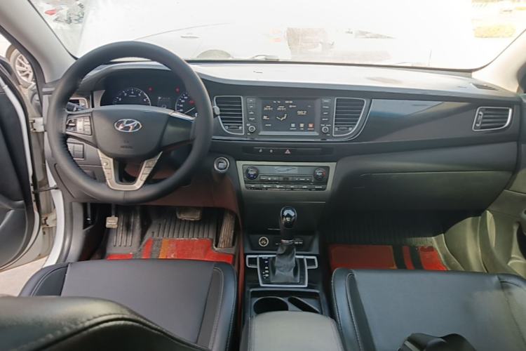 Used Hyundai Mistra 2016 1.8L Automatic Smart GLS Center Console
