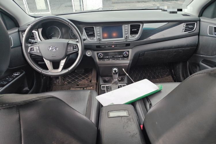 Used Hyundai Mistra 2016 1.8L Automatic Deluxe DLX Model Center Console