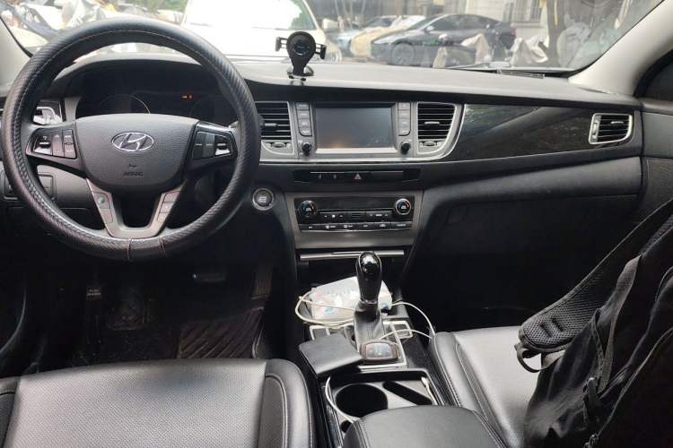 Used Hyundai Mistra 2016 1.8L Automatic Comfort GL Model Center Console