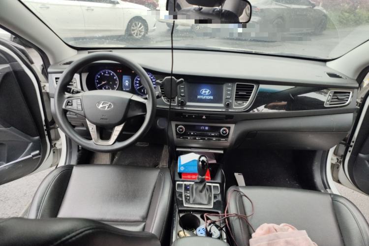 Used Hyundai Mistra 2016 1.8L Automatic Smart GLS Center Console