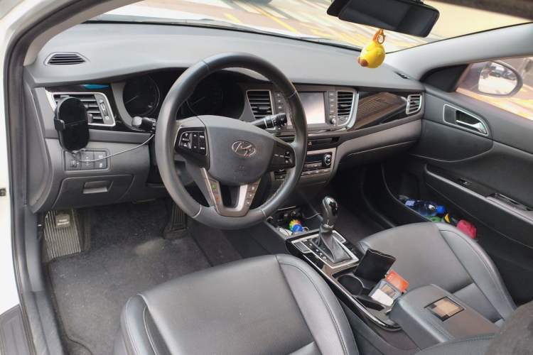 Used Hyundai Mistra 2016 1.8L Automatic Deluxe DLX Model Center Console