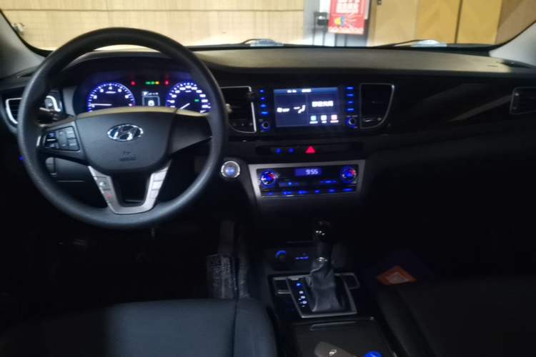Used Hyundai Mistra 2016 1.8L Automatic Smart GLS Center Console