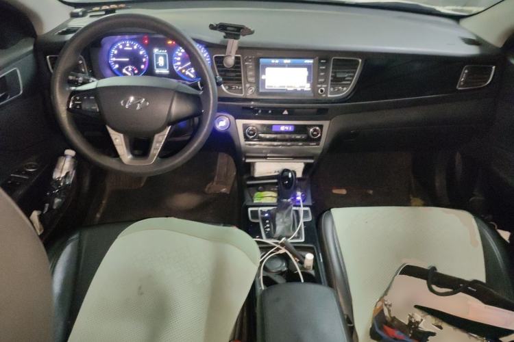 Used Hyundai Mistra 2016 1.8L Automatic Smart GLS Center Console