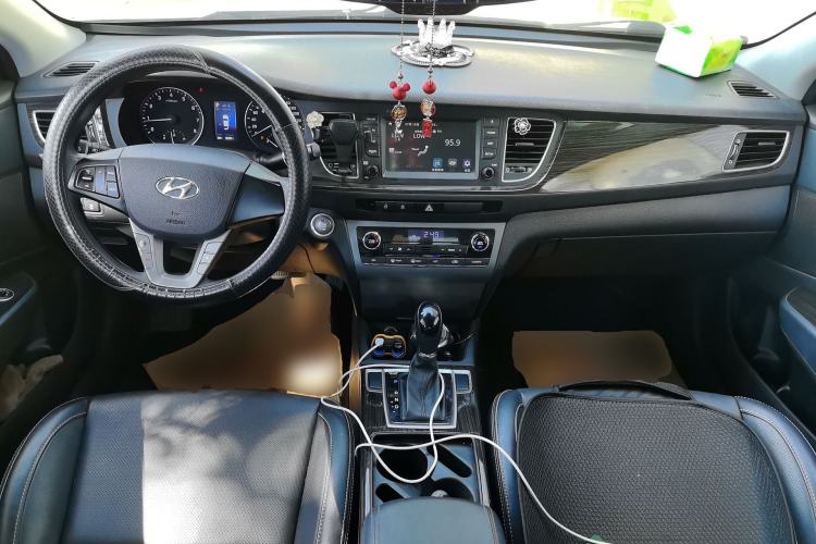 Used Hyundai Mistra 2016 1.6T Automatic Smart GLS Center Console