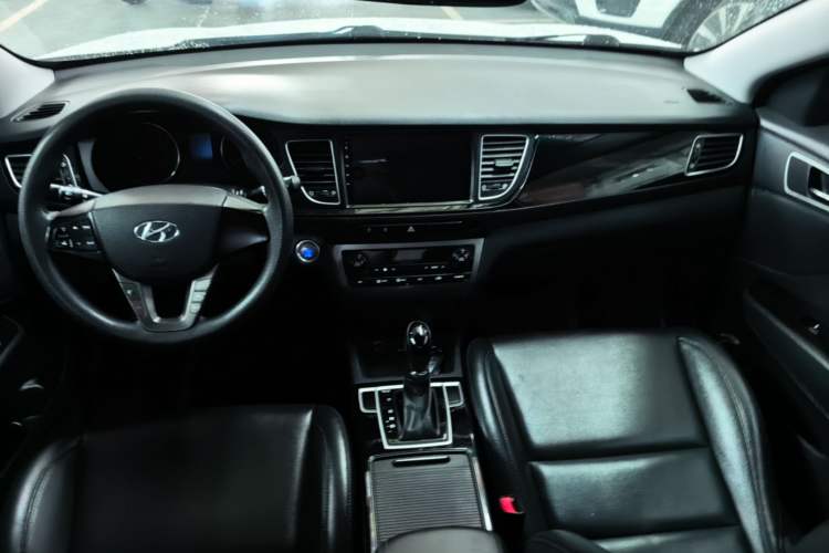 Used Hyundai Mistra 2016 1.8L Automatic Smart GLS Center Console