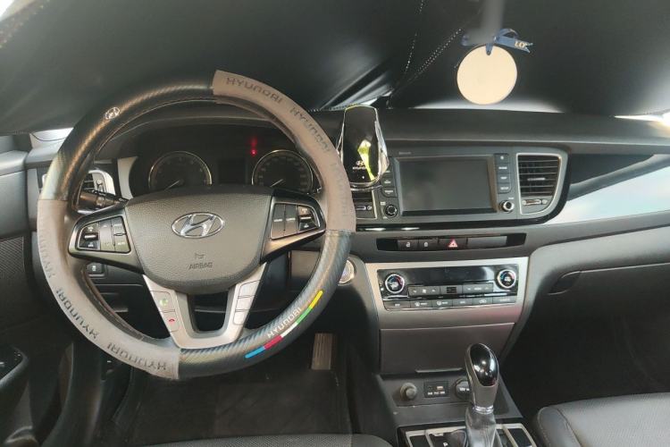 Used Hyundai Mistra 2016 1.8L Automatic Deluxe DLX Model Center Console