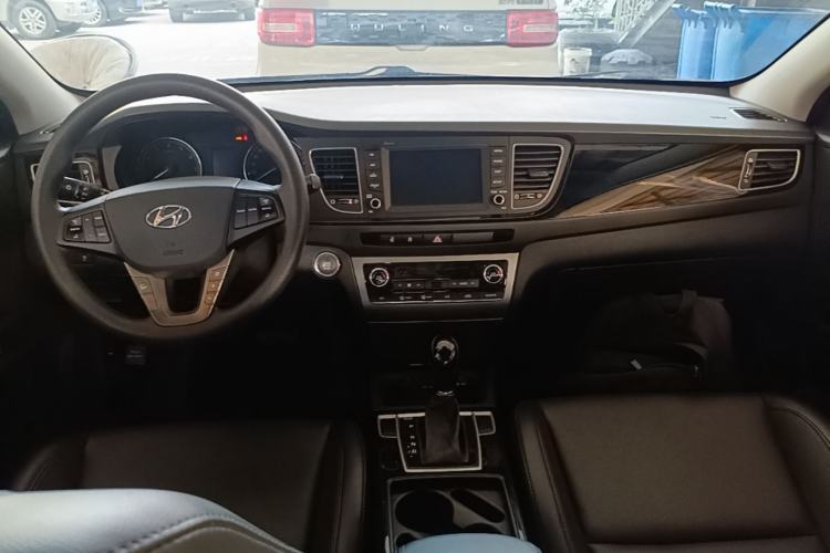 Used Hyundai Mistra 2016 1.8L Automatic Smart GLS Center Console
