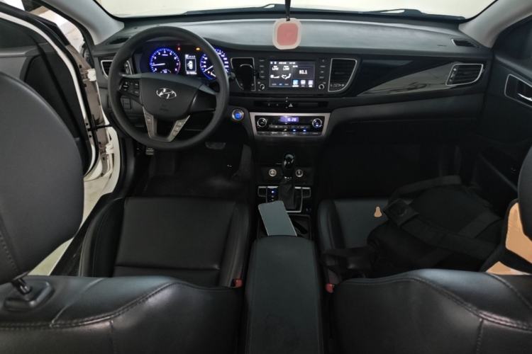 Used Hyundai Mistra 2016 1.8L Automatic Smart GLS Center Console