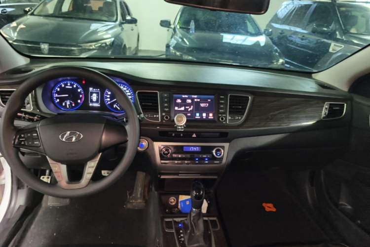 Used Hyundai Mistra 2016 1.6T Automatic Smart GLS Center Console