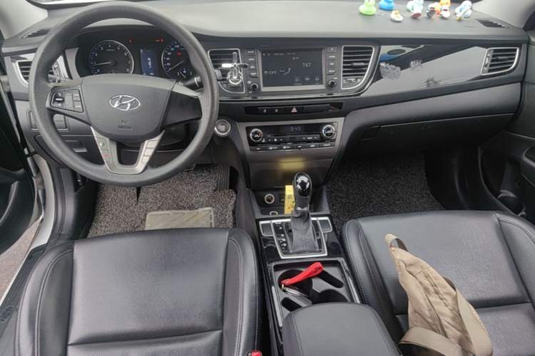 Used Hyundai Mistra 2016 1.8L Automatic Deluxe DLX Model Center Console
