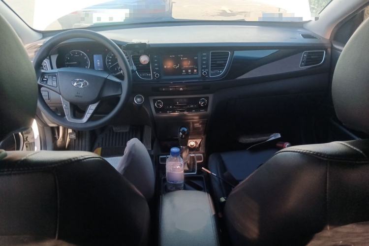 Used Hyundai Mistra 2016 1.8L Automatic Smart GLS Center Console