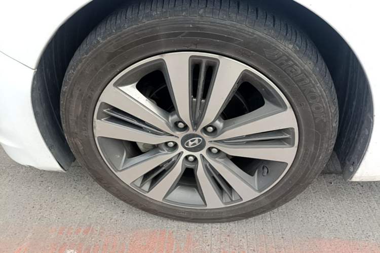 Used Hyundai Mistra 2016 1.8L Automatic Smart GLS Left Front Wheel Hub