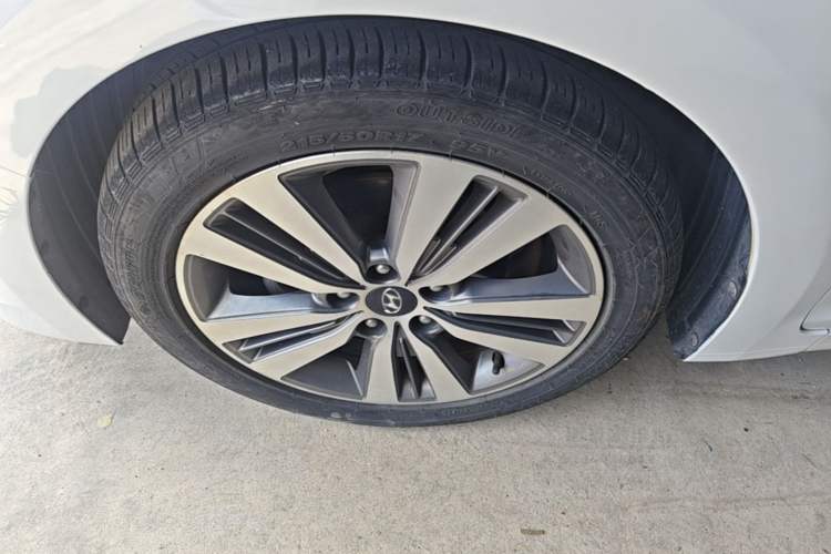 Used Hyundai Mistra 2016 1.8L Automatic Smart GLS Left Front Wheel Hub