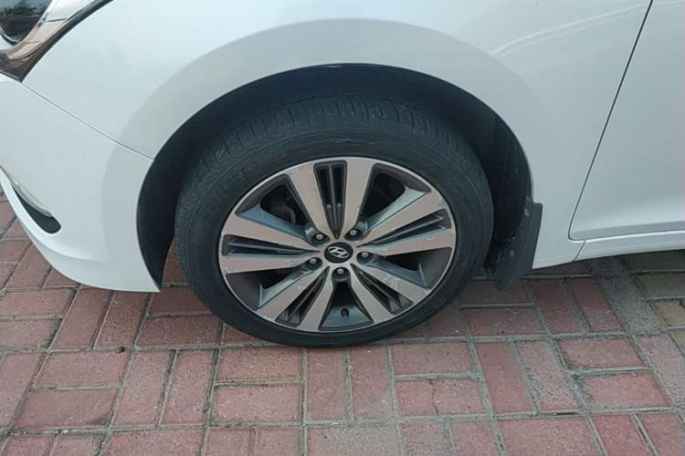 Used Hyundai Mistra 2016 1.8L Automatic Smart GLS Left Front Wheel Hub