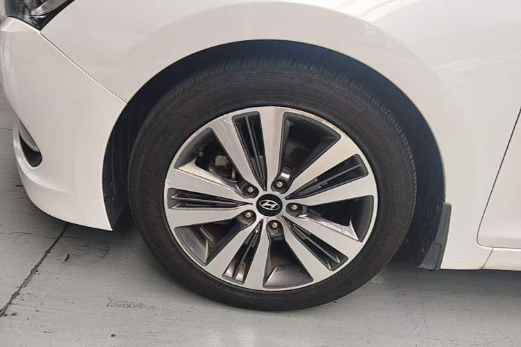 Used Hyundai Mistra 2016 1.8L Automatic Smart GLS Left Front Wheel Hub