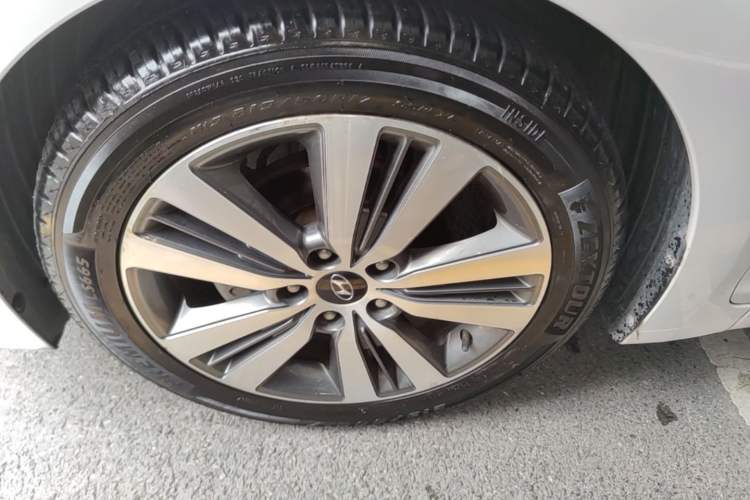 Used Hyundai Mistra 2016 1.8L Automatic Smart GLS Left Front Wheel Hub