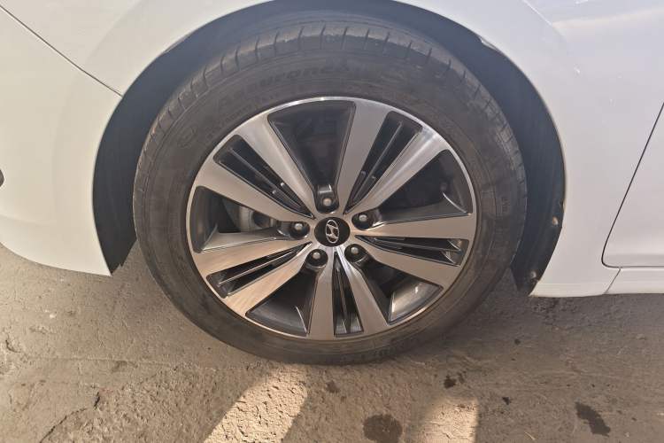 Used Hyundai Mistra 2016 1.8L Automatic Smart GLS Left Front Wheel Hub