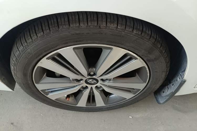 Used Hyundai Mistra 2016 1.8L Automatic Smart GLS Left Front Wheel Hub