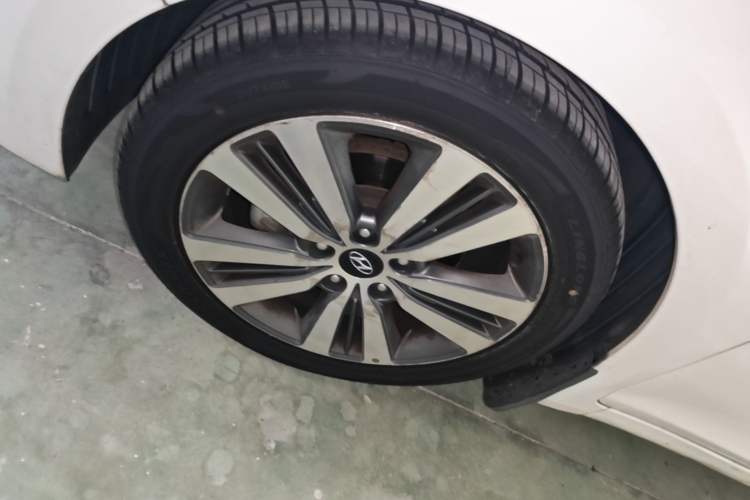 Used Hyundai Mistra 2016 1.8L Automatic Smart GLS Left Front Wheel Hub