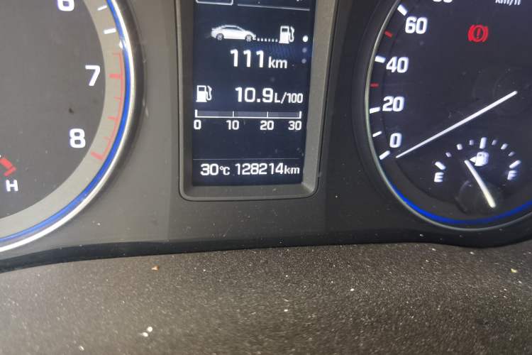 Used Hyundai Mistra 2016 1.8L Automatic Smart GLS Odometer Close Up