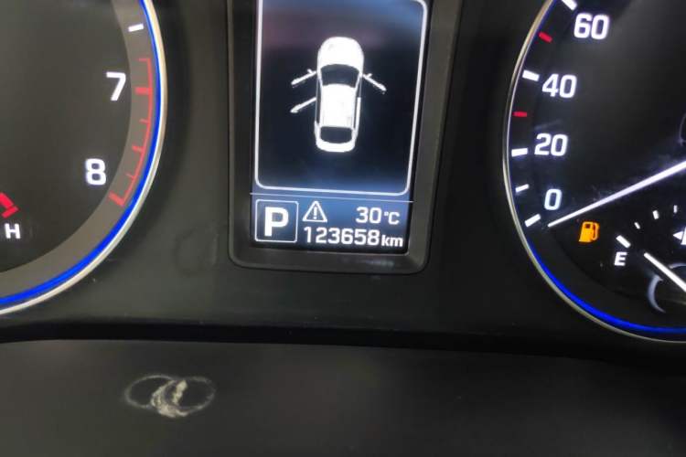 Used Hyundai Mistra 2016 1.8L Automatic Smart GLS Odometer Close Up