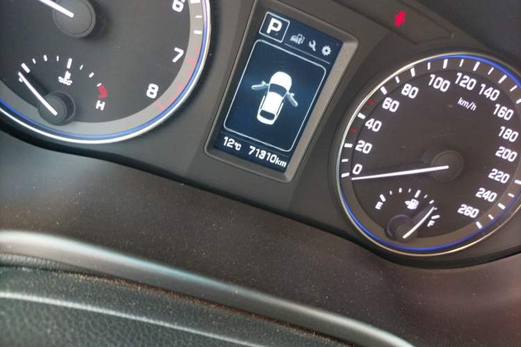 Used Hyundai Mistra 2016 1.6T Automatic Smart GLS Odometer Close Up