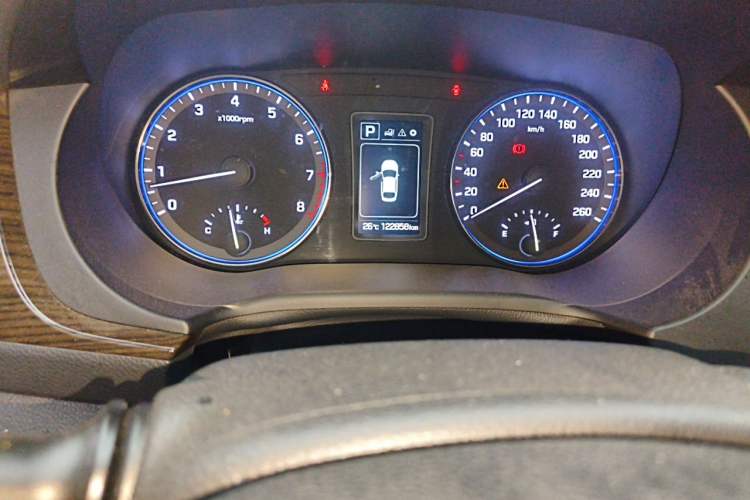 Used Hyundai Mistra 2016 1.6T Automatic Smart GLS Odometer Close Up