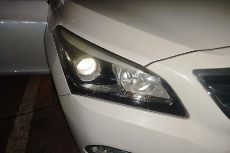 Used Hyundai Mistra 2016 1.8L Automatic Deluxe DLX Model Right Front Headlight