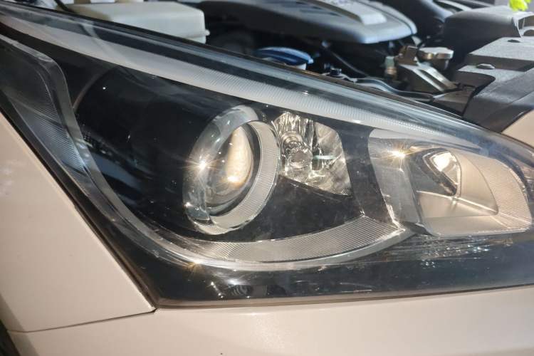 Used Hyundai Mistra 2016 1.6T Automatic Smart GLS Right Front Headlight