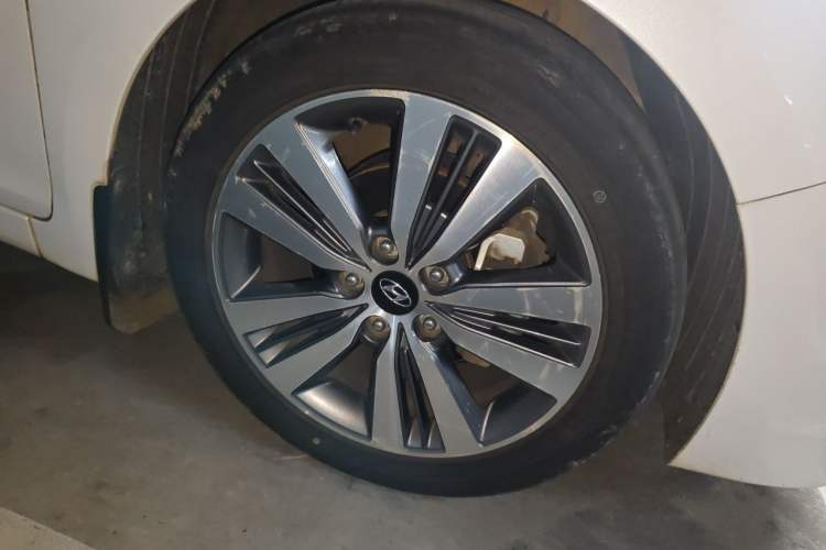 Used Hyundai Mistra 2016 1.8L Automatic Smart GLS Right Front Wheel Hub