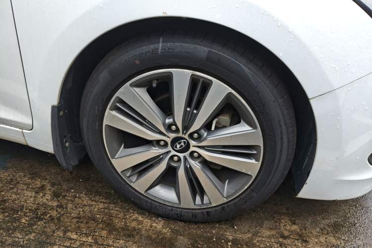 Used Hyundai Mistra 2016 1.8L Automatic Deluxe DLX Model Right Front Wheel Hub