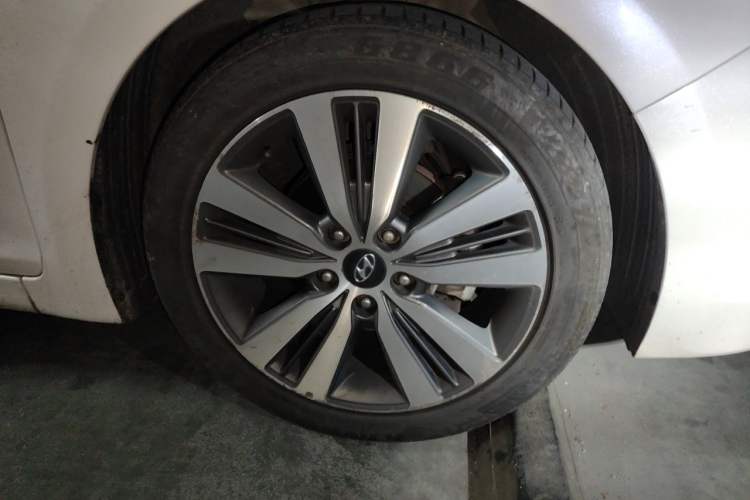 Used Hyundai Mistra 2016 1.8L Automatic Smart GLS Right Front Wheel Hub