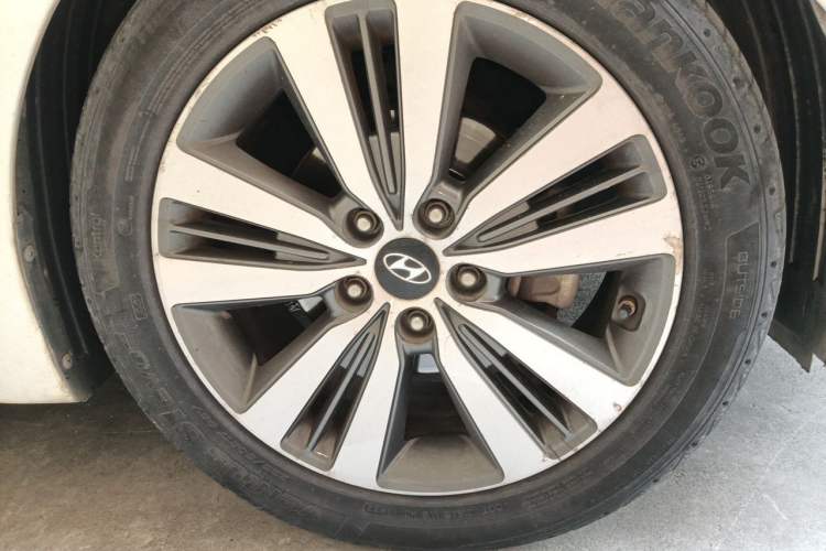 Used Hyundai Mistra 2016 1.8L Automatic Deluxe DLX Model Right Front Wheel Hub