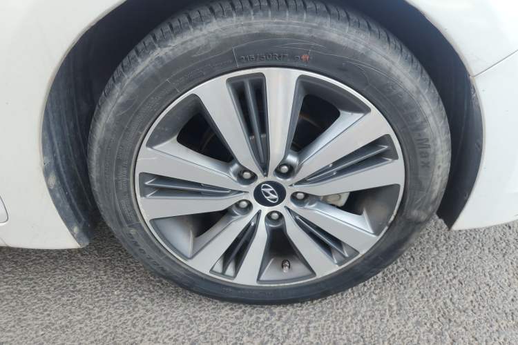 Used Hyundai Mistra 2016 1.8L Automatic Smart GLS Right Front Wheel Hub