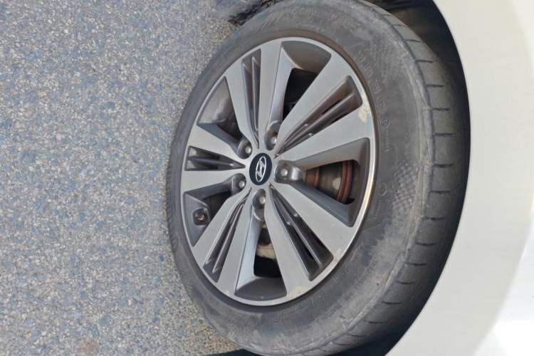 Used Hyundai Mistra 2016 1.8L Automatic Deluxe DLX Model Right Front Wheel Hub
