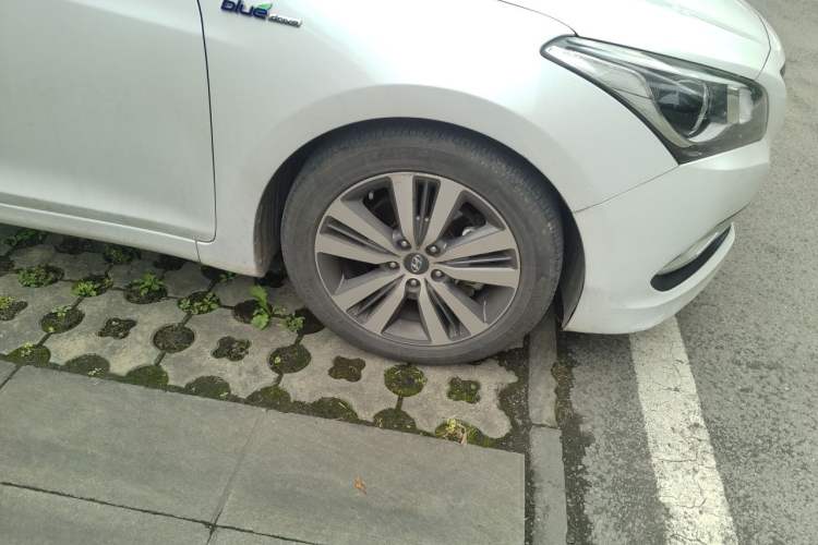 Used Hyundai Mistra 2016 1.6T Automatic Smart GLS Right Front Wheel Hub