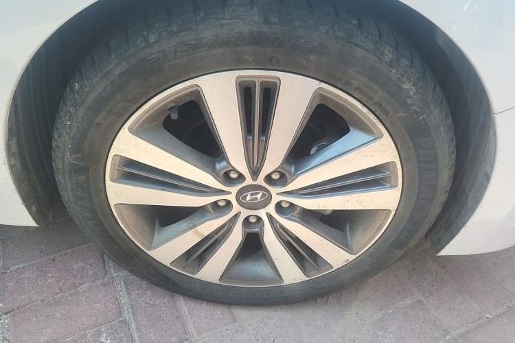 Used Hyundai Mistra 2016 1.8L Automatic Smart GLS Right Front Wheel Hub