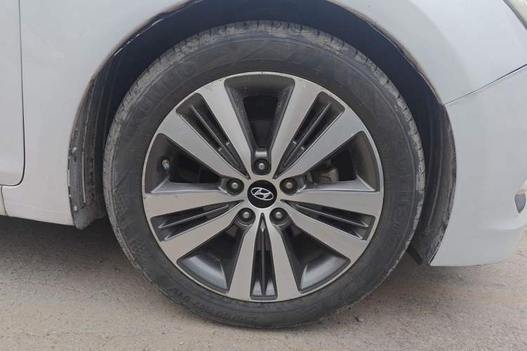 Used Hyundai Mistra 2016 1.8L Automatic Deluxe DLX Model Right Front Wheel Hub