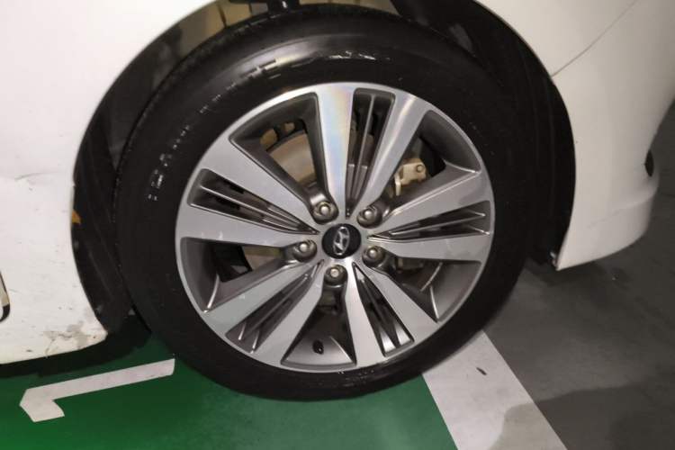 Used Hyundai Mistra 2016 1.6T Automatic Smart GLS Right Front Wheel Hub