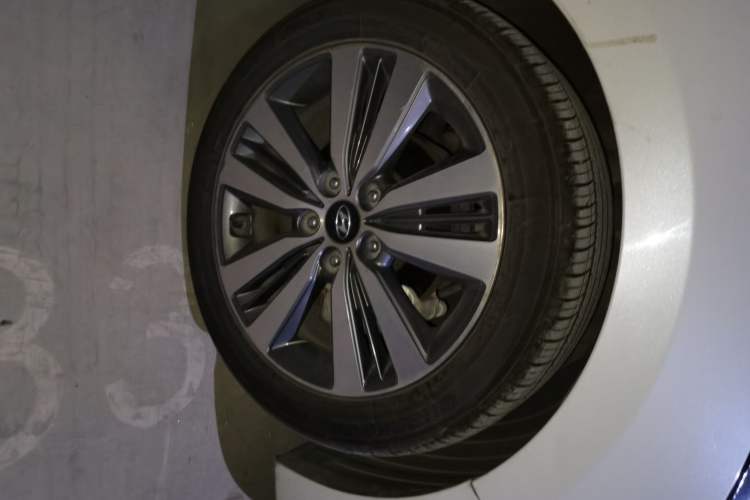 Used Hyundai Mistra 2016 1.8L Automatic Deluxe DLX Model Right Front Wheel Hub