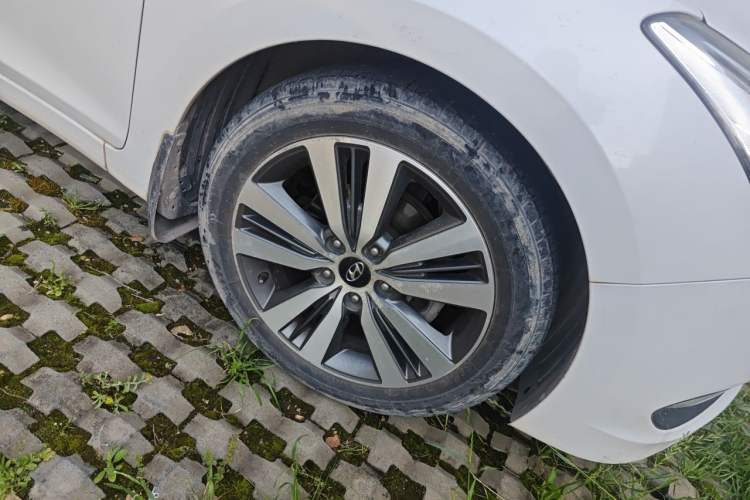 Used Hyundai Mistra 2016 1.8L Automatic Smart GLS Right Front Wheel Hub