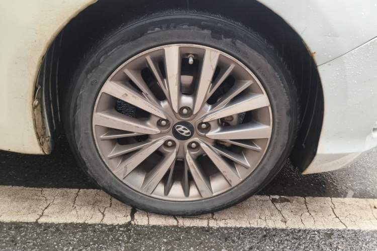 Used Hyundai Mistra 2016 1.8L Automatic Deluxe DLX Model Right Front Wheel Hub